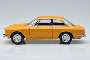 Alfa Romeo 1750 GTV Sárga Norev 1:18 187910 Fém – 4. kép a 7-ből