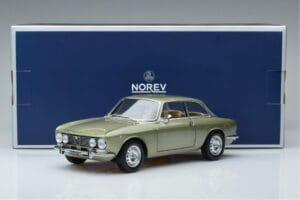 Alfa Romeo GTV 2000 Zöld Limitált Kiadás Norev 1:18 187913 Fém – 7. kép a 7-ből