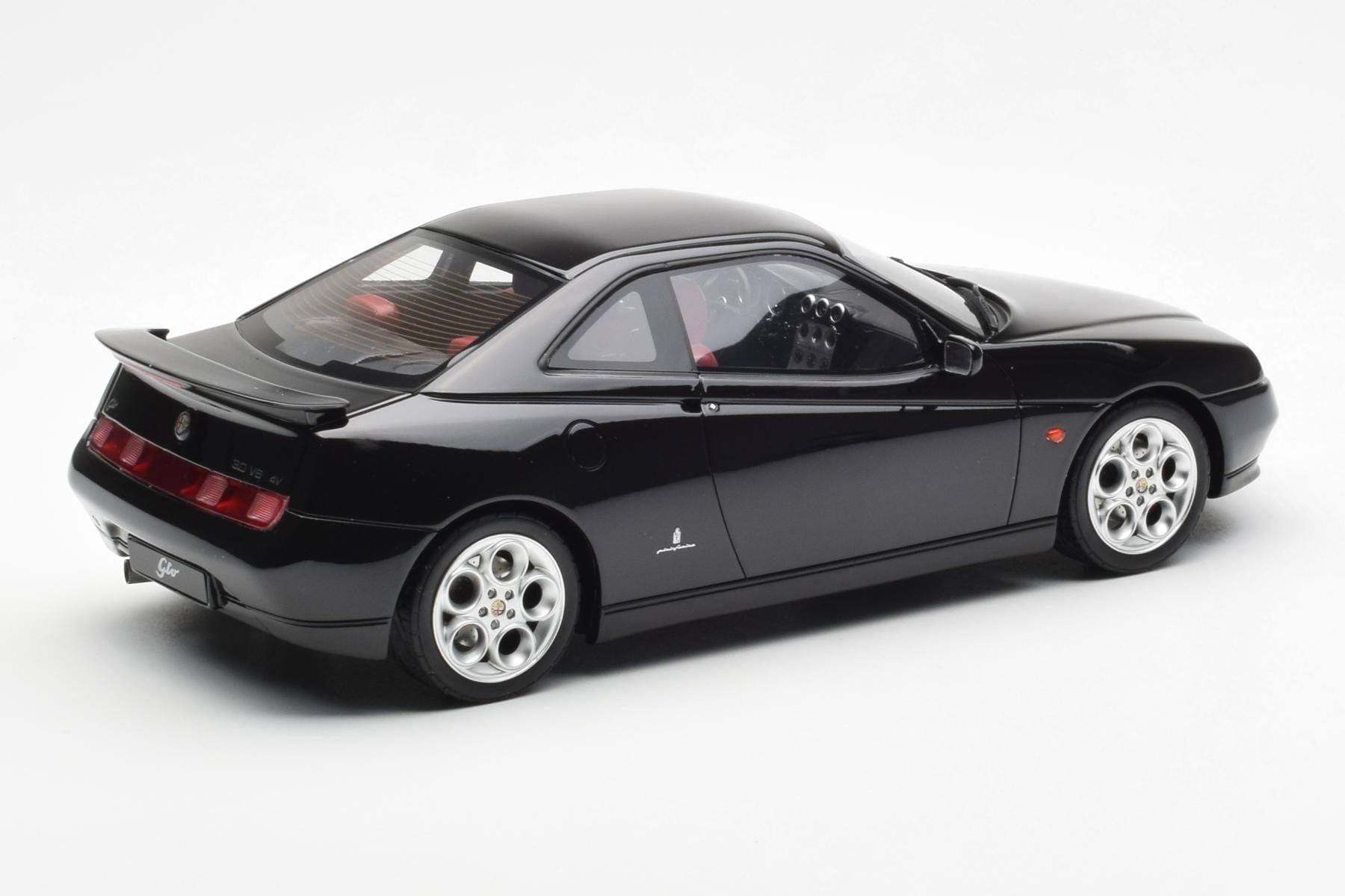 Alfa Romeo GTV V6 916 Fekete Otto 1:18 OT1057 Gyanta – 2. kép a 6-ből