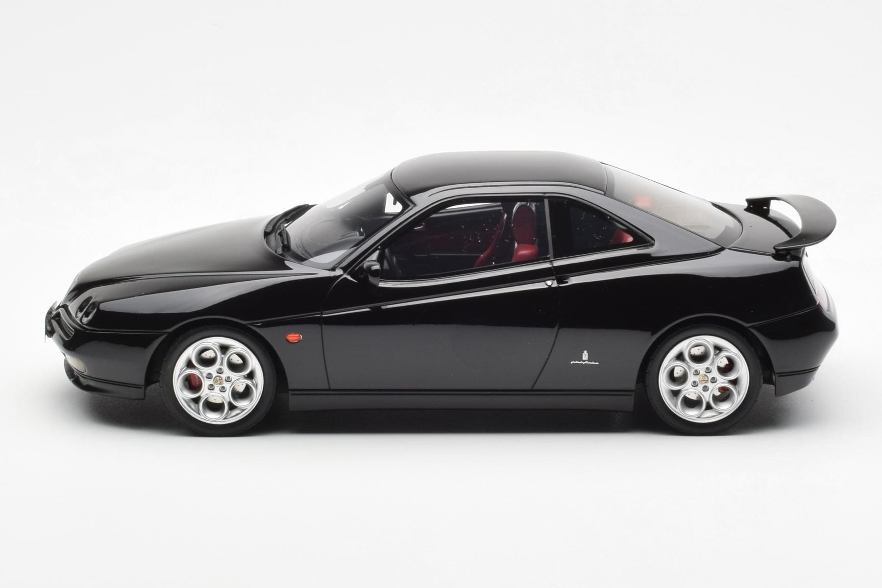 Alfa Romeo GTV V6 916 Fekete Otto 1:18 OT1057 Gyanta – 3. kép a 6-ből