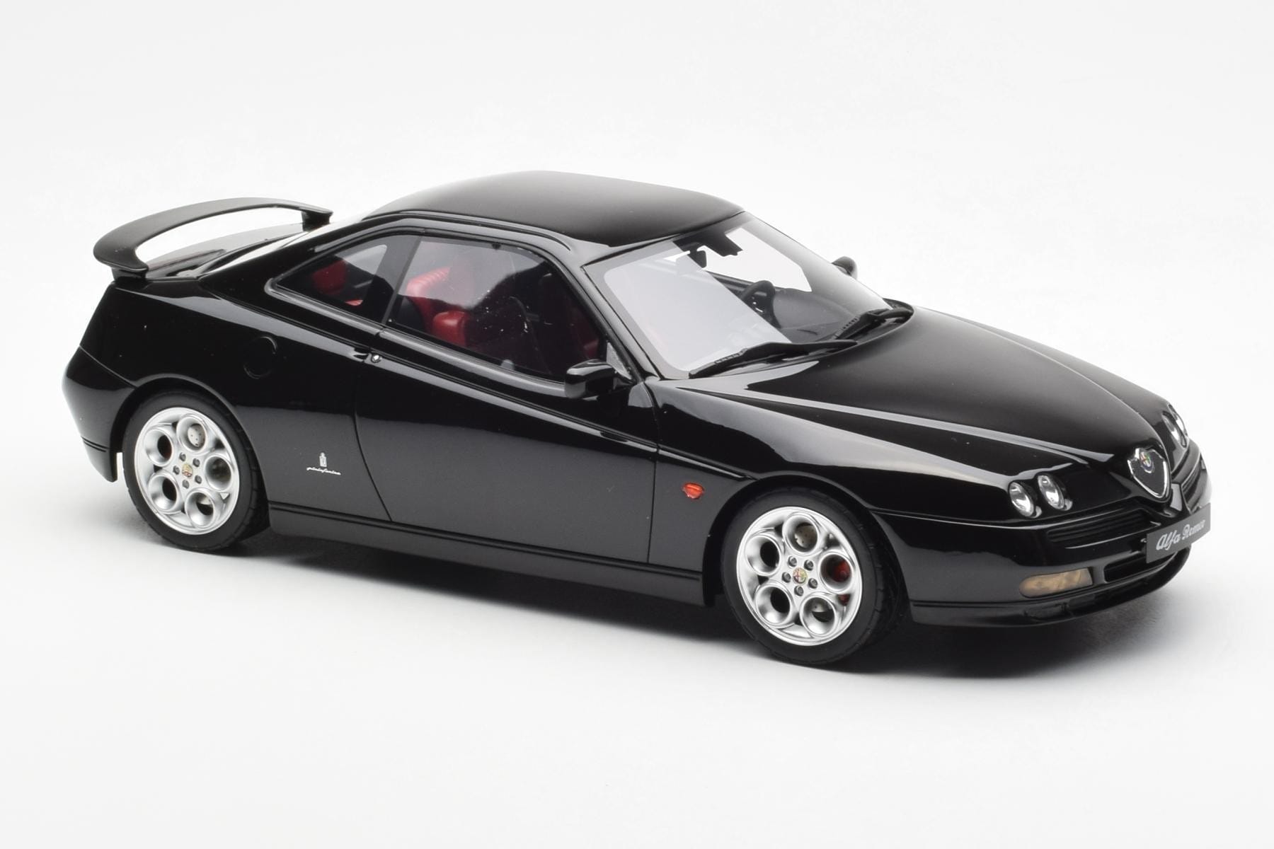 Alfa Romeo GTV V6 916 Fekete Otto 1:18 OT1057 Gyanta – 4. kép a 6-ből