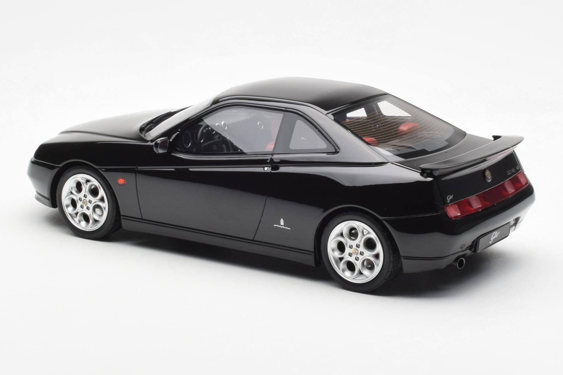 Alfa Romeo GTV V6 916 Fekete Otto 1:18 OT1057 Gyanta – 5. kép a 6-ből