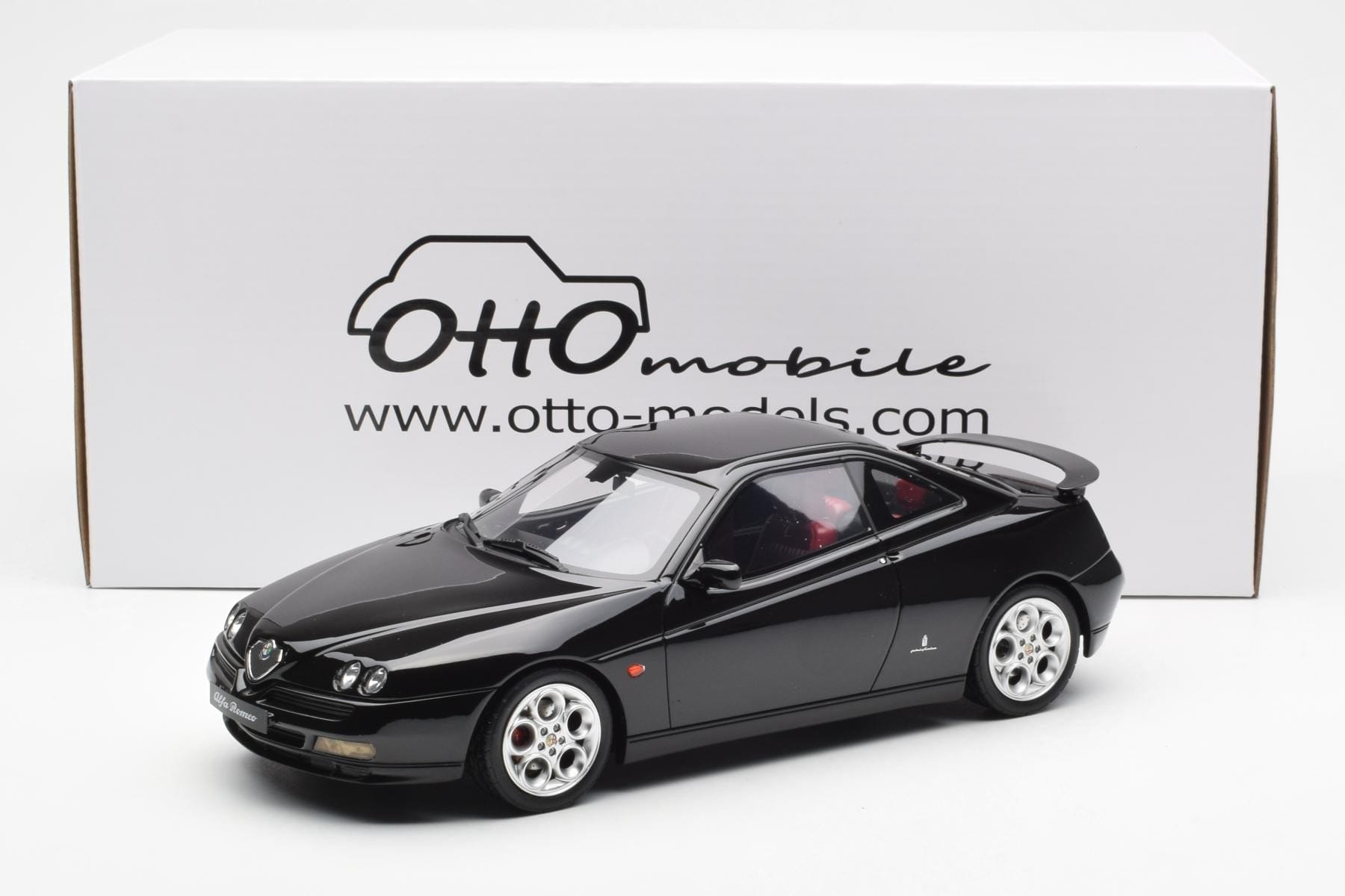 Alfa Romeo GTV V6 916 Fekete Otto 1:18 OT1057 Gyanta – 6. kép a 6-ből