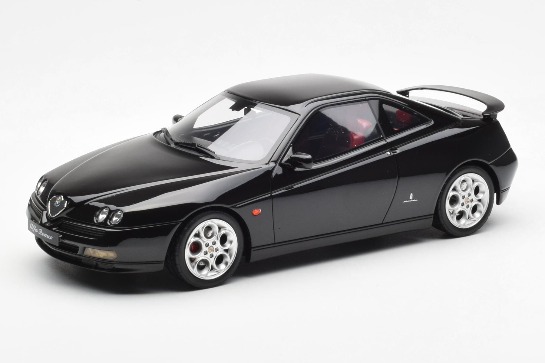 Alfa Romeo GTV V6 916 Fekete Otto 1:18 OT1057 Gyanta