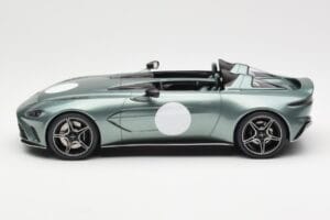 Aston Martin V12 Speedster Zöld Metallic GT Spirit 1:18 GT906 Gyanta – 3. kép a 6-ből