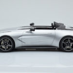 Aston Martin V12 Speedster Ezüst GT Spirit 1:18 - image 3 of 6