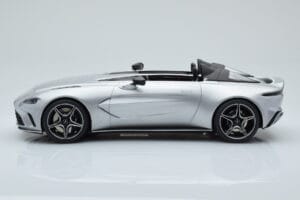 Aston Martin V12 Speedster Ezüst GT Spirit 1:18 GT430 Gyanta – 3. kép a 6-ből