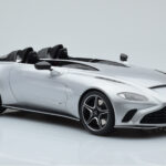 Aston Martin V12 Speedster Ezüst GT Spirit 1:18 - image 4 of 6