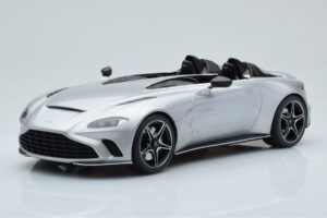 Aston Martin V12 Speedster Ezüst GT Spirit 1:18