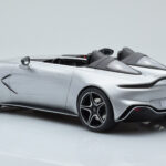 Aston Martin V12 Speedster Ezüst GT Spirit 1:18 - image 5 of 6