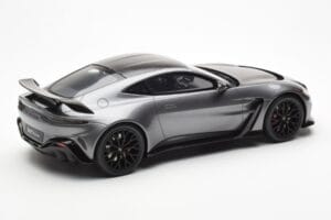Aston Martin V12 Vantage Magnetic Ezüst GT Spirit 1:18 GT443 Gyanta – 2. kép a 6-ből