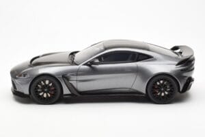 Aston Martin V12 Vantage Magnetic Ezüst GT Spirit 1:18 GT443 Gyanta – 3. kép a 6-ből