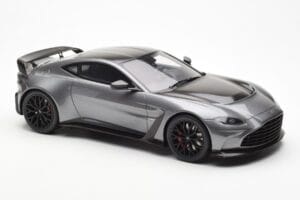 Aston Martin V12 Vantage Magnetic Ezüst GT Spirit 1:18 GT443 Gyanta – 4. kép a 6-ből
