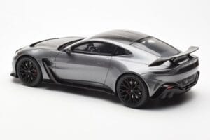 Aston Martin V12 Vantage Magnetic Ezüst GT Spirit 1:18 GT443 Gyanta – 5. kép a 6-ből