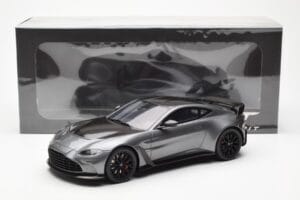 Aston Martin V12 Vantage Magnetic Ezüst GT Spirit 1:18 GT443 Gyanta – 6. kép a 6-ből