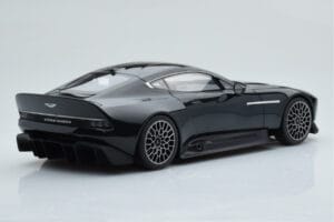 Aston Martin Victor Fekete GT Spirit 1:18 GT428 Gyanta – 2. kép a 6-ből