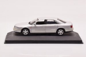 Audi A8 D2 Ezüst Zöld Csík Minichamps 1:43