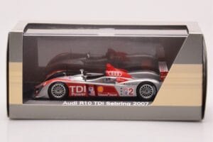 Audi R10 TDI LMP1 #2 F. Biela / E. Pirro / M. Werner 12 Hours of Sebring 2007 Minichamps 1:43 5020700233 Fém – 4. kép a 4-ből