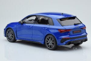 Audi RS3 8Y Sportback Performance Edition Nagaro Kék GT Spirit 1:18 GT884 Gyanta – 4. kép a 5-ből