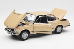 BMW 2002 Ti E10 Sahara Bézs Kyosho 1:18 08541BG Fém – 2. kép a 8-ből