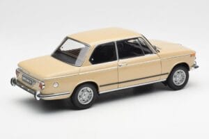 BMW 2002 Ti E10 Sahara Bézs Kyosho 1:18 08541BG Fém – 3. kép a 8-ből