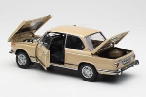 BMW 2002 Ti E10 Sahara Bézs Kyosho 1:18 08541BG Fém – 5. kép a 8-ből