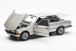 BMW 323i E21 Aspen Ezüst AUTOart 1:18 80430433552 Fém – 2. kép a 8-ből