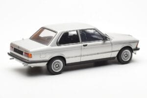 BMW 323i E21 Aspen Ezüst AUTOart 1:18 80430433552 Fém – 3. kép a 8-ből
