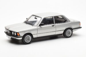 BMW 323i E21 Aspen Ezüst AUTOart 1:18 80430433552