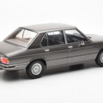 BMW 520i E28 Szürke MCG 1:18 - image 2 of 6