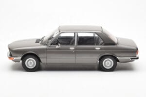 BMW 520i E28 Szürke MCG 1:18 MCG18121 Fém – 3. kép a 6-ből
