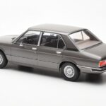 BMW 520i E28 Szürke MCG 1:18 - image 5 of 6
