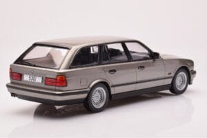 BMW 530i E34 Touring Szürke Metál MCG 1:18 MCG18330 Fém – 2. kép a 6-ből
