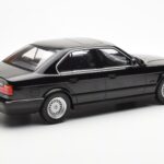 BMW 540i E34 Fekete Metallic MCG 1:18 - image 2 of 6