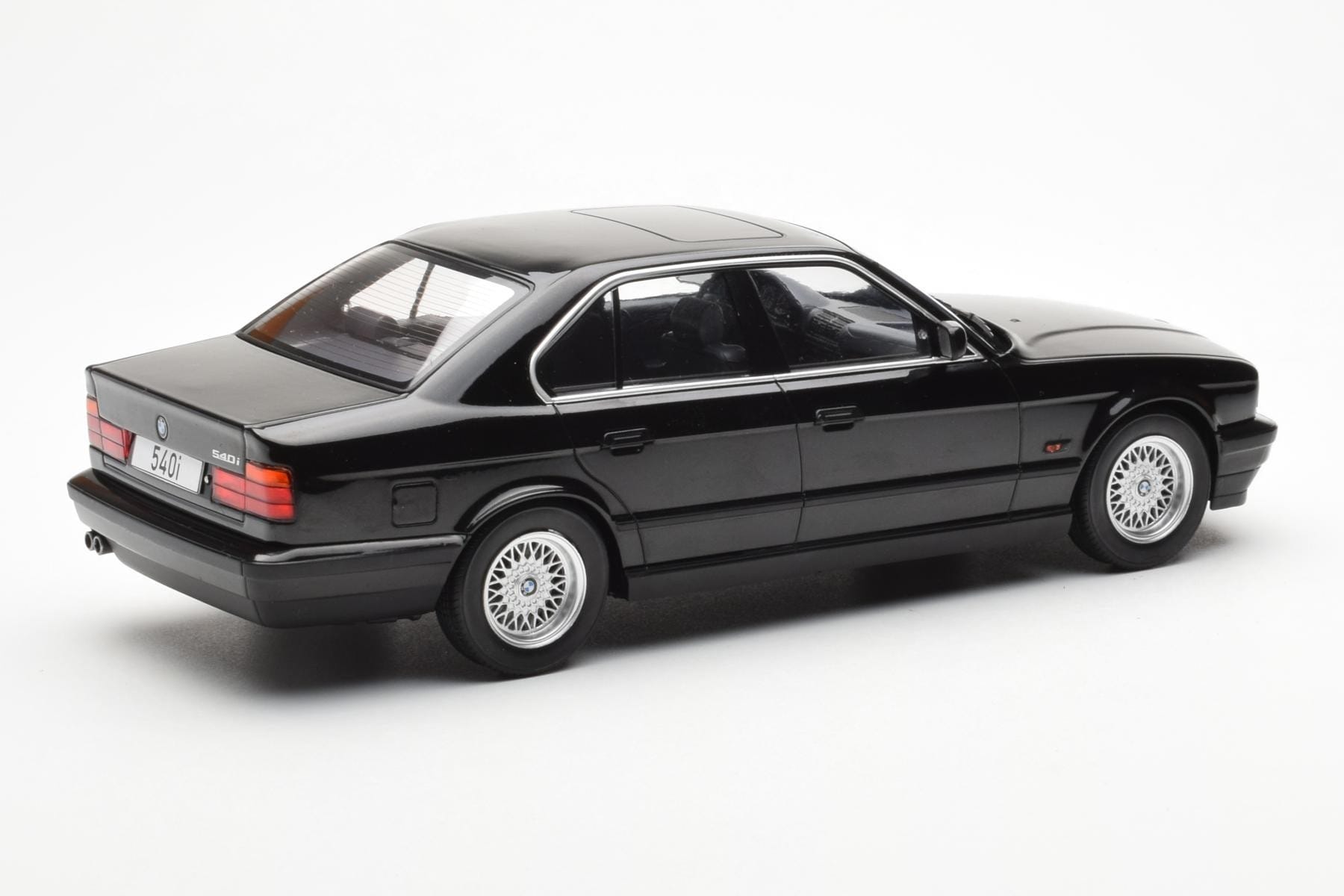 BMW 540i E34 Fekete Metallic MCG 1:18 MCG18157 Fém – 2. kép a 6-ből