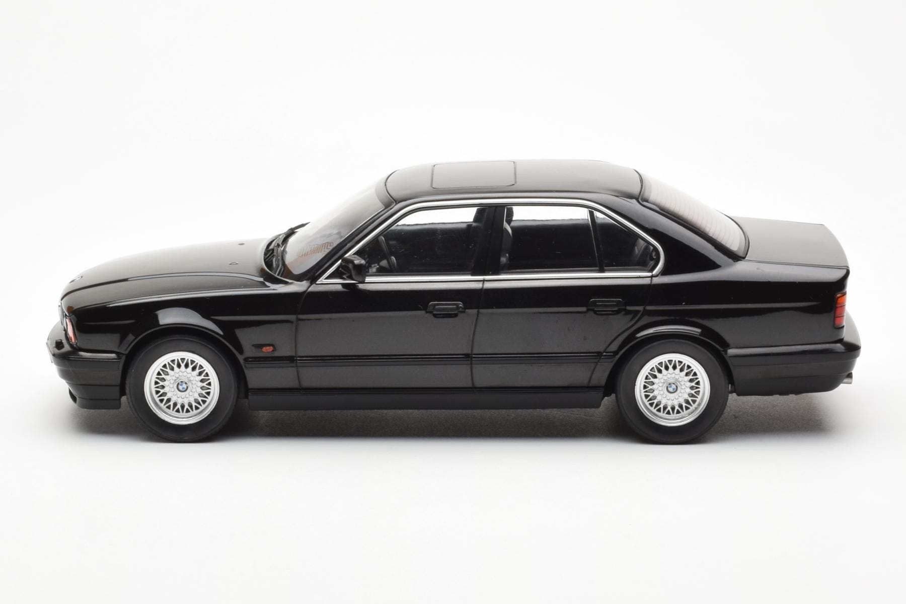 BMW 540i E34 Fekete Metallic MCG 1:18 MCG18157 Fém – 3. kép a 6-ből