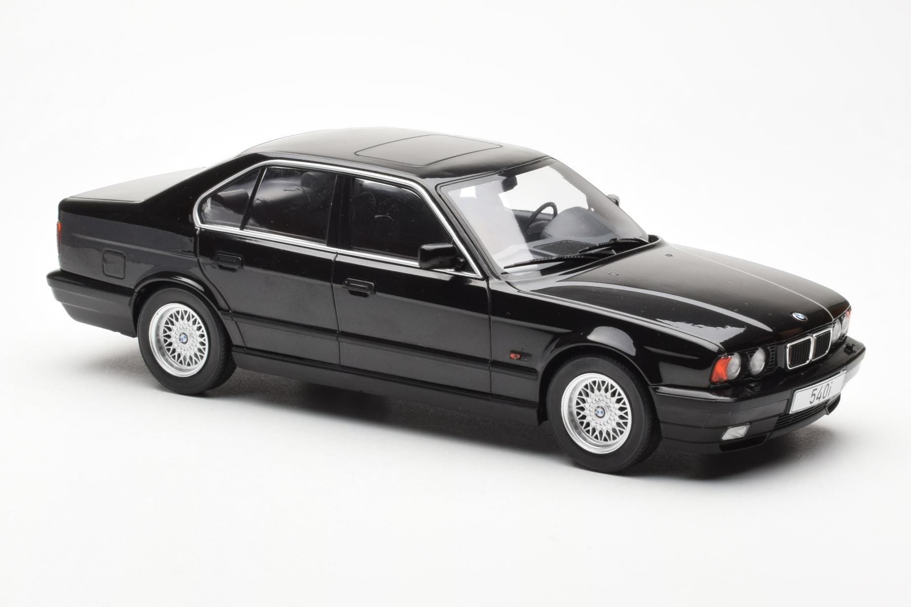 BMW 540i E34 Fekete Metallic MCG 1:18 MCG18157 Fém – 4. kép a 6-ből