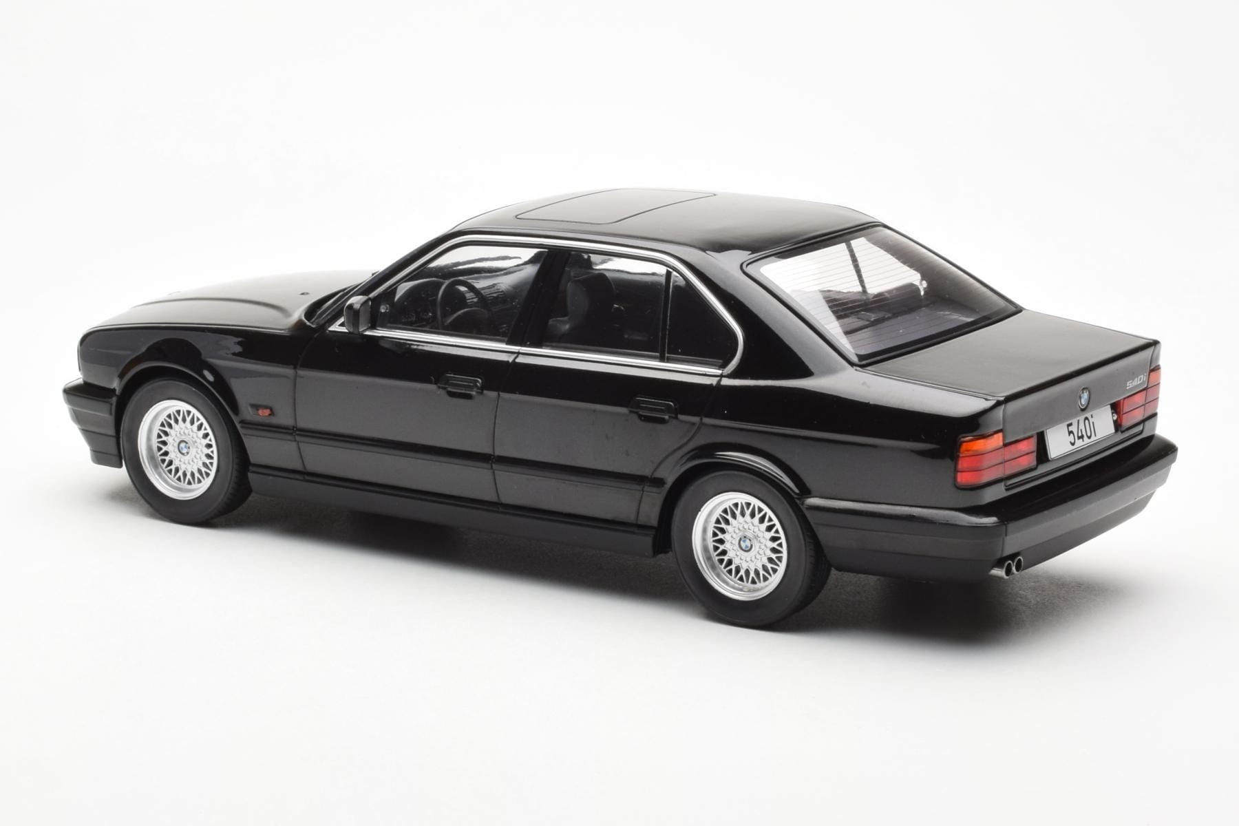 BMW 540i E34 Fekete Metallic MCG 1:18 MCG18157 Fém – 5. kép a 6-ből