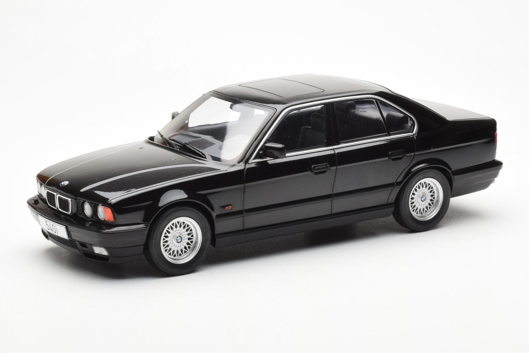 BMW 540i E34 Fekete Metallic MCG 1:18 MCG18157 Fém