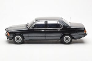BMW 733i E23 Fekete Metallic KK-Scale 1:18 KKDC180101 Fém – 3. kép a 6-ből