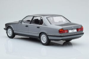 BMW 7 Series E32 740i Ezüst MCG 1:18 MCG18161 Fém – 4. kép a 5-ből