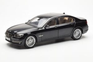 BMW 750Li F02 Facelift Carbon Fekete Kyosho 1:18 08784BK
