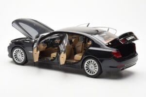 BMW 750Li F02 Facelift Carbon Fekete Kyosho 1:18 08784BK Fém – 5. kép a 8-ből