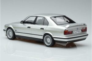BMW Alpina B10 4.6 E34 Ezüst MCG 1:18 MCG18231 Fém – 5. kép a 5-ből