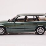 BMW Alpina B10 E34 Touring Sötétzöld MCG 1:18 - image 3 of 6