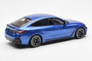BMW i4 M50 G26 Kék Otto 1:18 OT453 Gyanta – 2. kép a 6-ből
