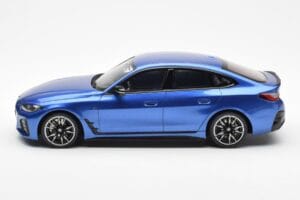 BMW i4 M50 G26 Kék Otto 1:18 OT453 Gyanta – 3. kép a 6-ből