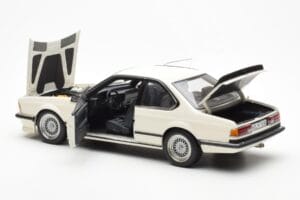 BMW M635 CSi E24 Fehér Dealer Edition AUTOart 1:18 80430145829 Fém – 5. kép a 8-ből