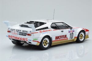 BMW M1 Motul #10 B. Darniche / A. Mahe Rally Tour de Corse 1982 IXO 1:18 18RMC114 Fém – 2. kép a 6-ből