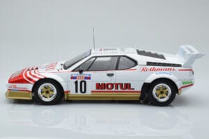 BMW M1 Motul #10 B. Darniche / A. Mahe Rally Tour de Corse 1982 IXO 1:18 18RMC114 Fém – 3. kép a 6-ből